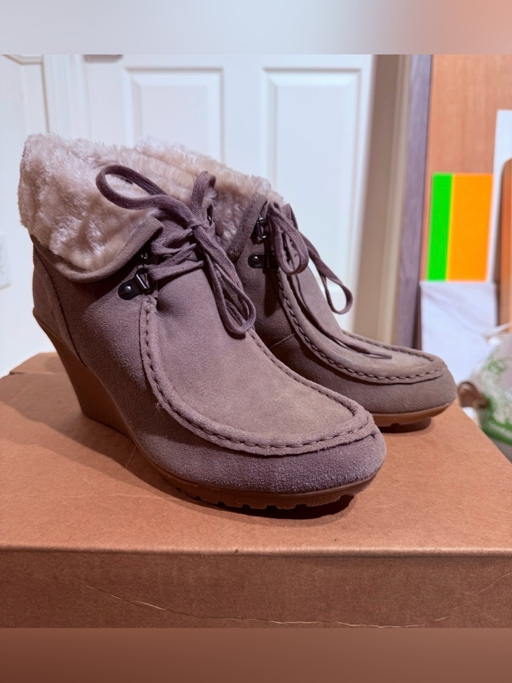 Sonoma Taupe Suede Wedge Ankle Boots with Faux Fur Trim Lace Up Sz 10M